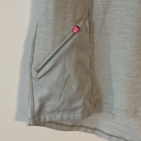 Layers Performance top with zipper pocket - Picture 3 of 7
